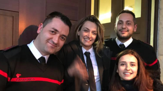 Valeria Castellano e Valeria Mascaro de "Le Iene" insieme a due militari dell'Arma