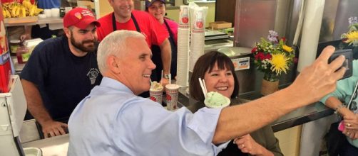 Mike Pence takes a selfie with fan - Mike Pence-Flickr