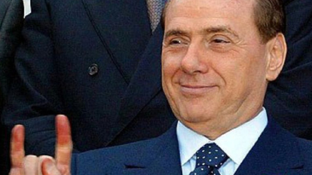 il cavaliere ospite a Quinta Colonna scherza raccontandosi