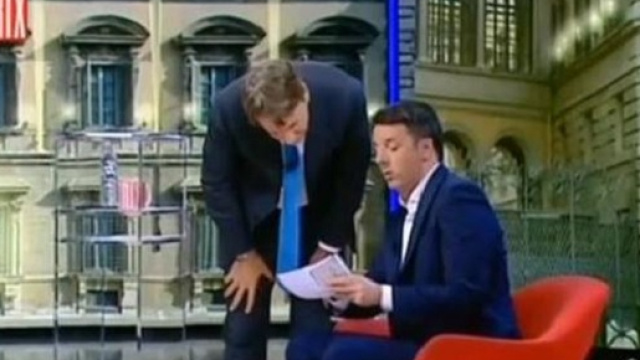 Renzi mostra il suo conto corrente in diretta