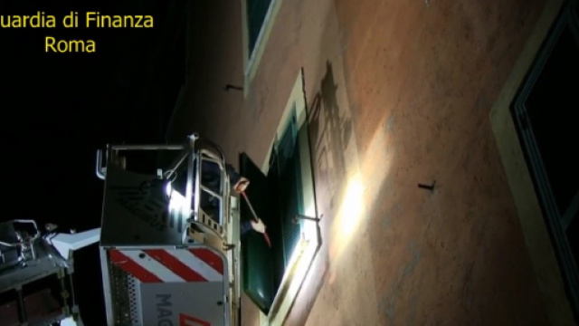 Una fase delle operazioni della Guardia di Finanza