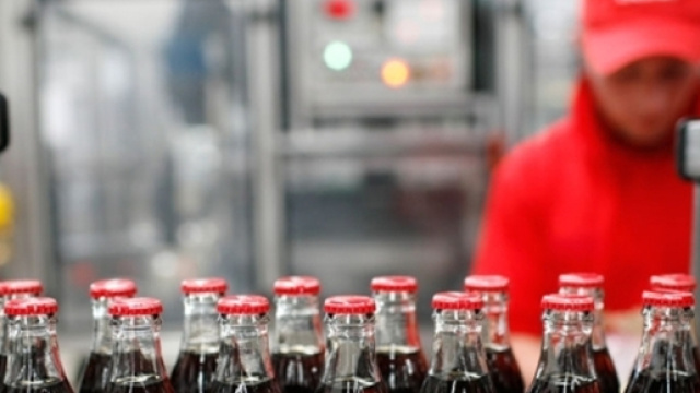 Una serie di bottiglie di Coca Cola