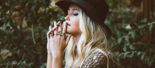 &iquest;Por qu&eacute; no recurrir a un bonito pa&ntilde;uelo o sombrero para camuflar el pelo acartonado?