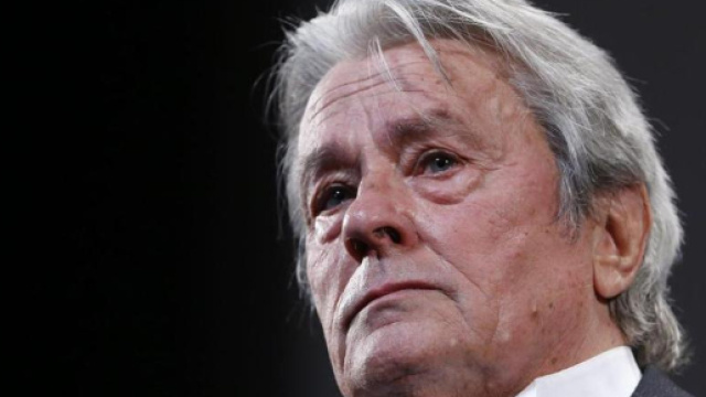 Alain Delon ha raccontato che vive da solo con il suo cane