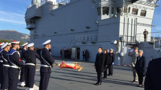 Emmanuel Macron pr&eacute;sente ses v&oelig;ux aux arm&eacute;es &agrave; Toulon - Var-Matin - varmatin.com