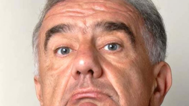 Gene Gnocchi contestato dopo le dichiarazioni su Claretta Petacci.