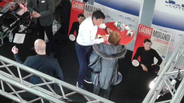 Gianni Morandi impegnato nel firmacopie a Salerno