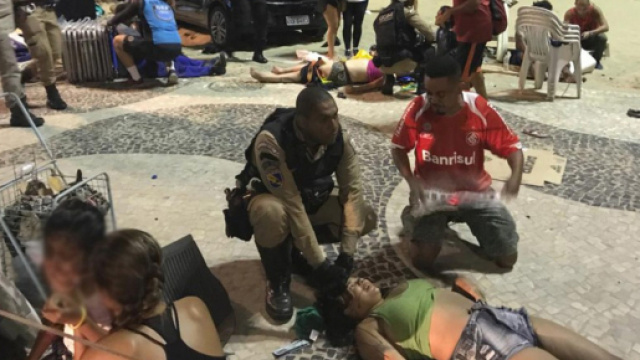 I primi soccorsi ai turisti feriti sulla spiaggia di Copacabana