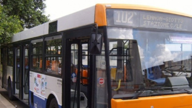 Scende dall'autobus ma viene travolto da un'auto: Davide perde la ... - newsicilia.it