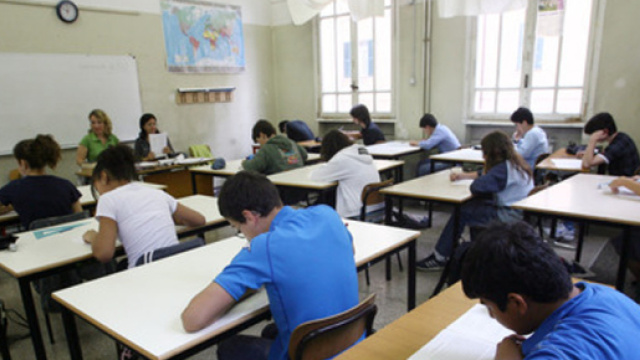 Studenti in classe in una scuola