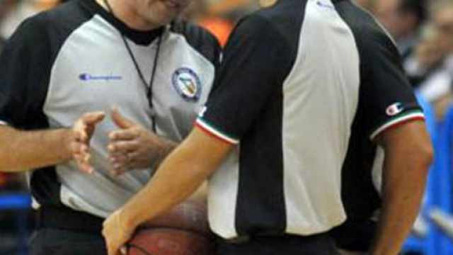 Un arbitro di basket si &egrave; sfogato sui social contro le offese dei tifosi