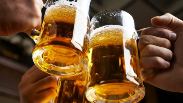 Un brindisi a tre con la birra