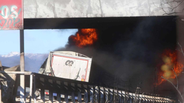 La cisterna in fiamme che ha causato la morte di sei persone