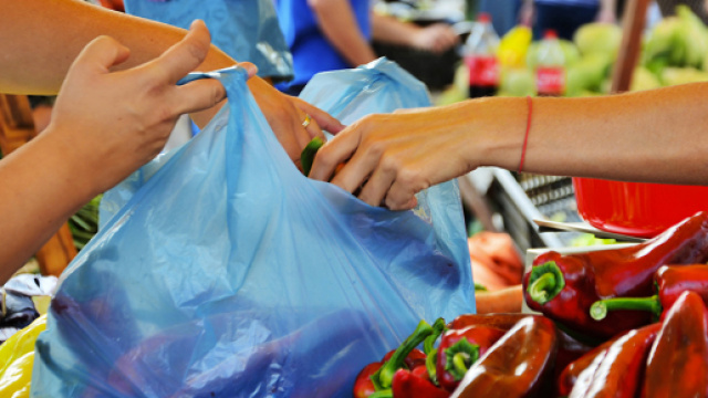 Sacchetti per frutta e verdura a pagamento: ecco quanto 'peser&agrave;' alle famiglie
