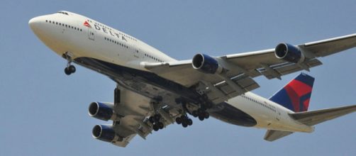 Delta 747-400 on final approach (Image credit &ndash; AF1621, Wikimedia Commons)