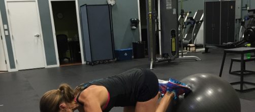 Para tonificar el core puedes recurrir a posturas de Pilates o a accesorios como el fitball