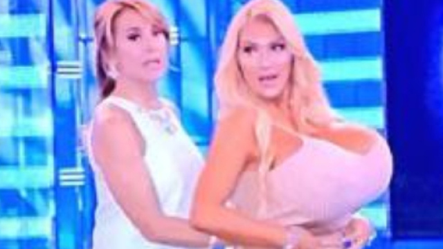 Il programma 'Domenica Live' sotto accusa: mostra il seno (anche se coperto) di Allegra Cole in fascia protetta