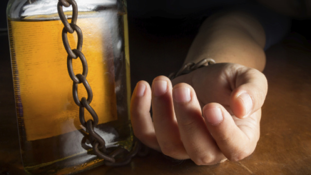 L&rsquo;alcol &egrave; usato per ridurre la consapevolezza di sentimenti dolorosi.