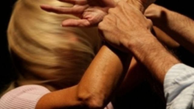 Picchia la giovane compagna e rapisce il figlio di lei