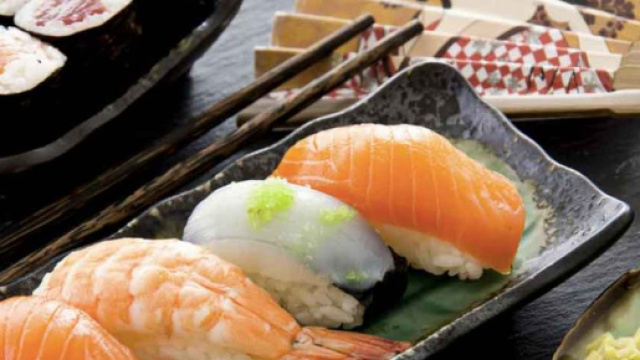Mangia sushi e salmone tutti i giorni: ecco cosi gli trovano nell'intestino del malcapitato