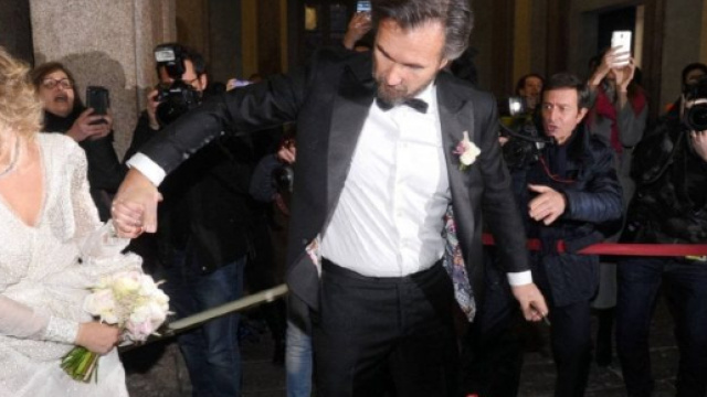 Rosa Fanti e lo Chef Cracco mentre il vestito si incastra.