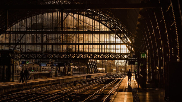 Una stazione ferroviaria senza treni