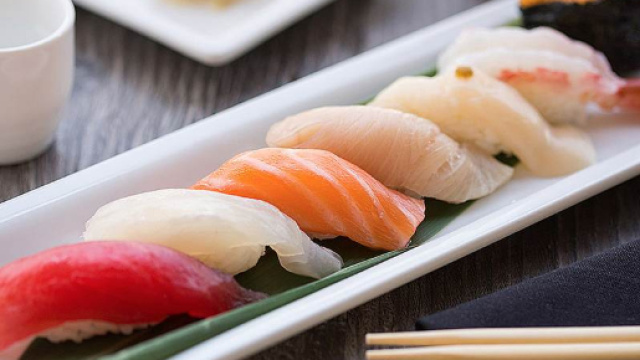 Mangiava pesce crudo ogni giorno: ecco cos'aveva nell'intestino.