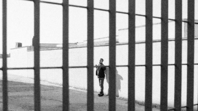 E' un 'sorvegliato speciale' il prof De Angelis da marted&igrave; 16 gennaio in carcere per abusi su un'alunna 15enne all'Istituto Massimo di Roma.