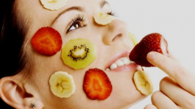 Frutta, verdura e alimenti a basso carico glicemico per contrastare rughe e malattie della pelle.