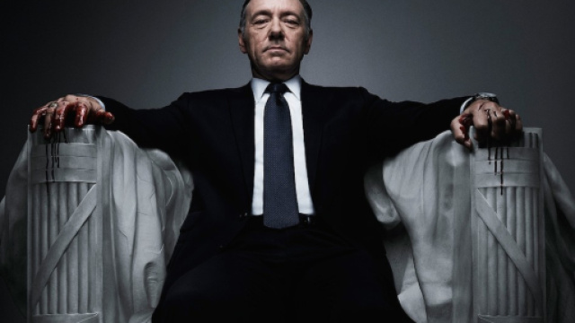 Kevin Spacey, nei panni di Frank Underwood, nel post promozionale della serie targata Netflix