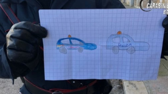 Ragazzino regala disegno di speranza alla polizia