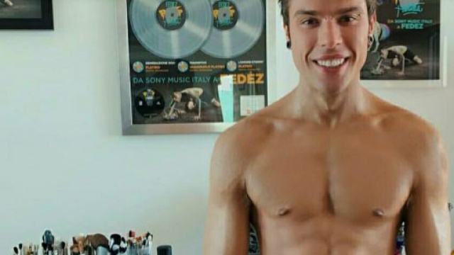 Fedez "spoglio" dei suoi tatuaggi.