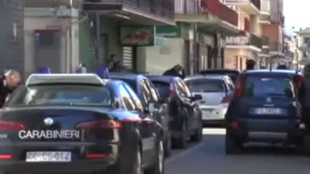 I Carabinieri nei pressi del luogo della sparatoria a Schiavonea