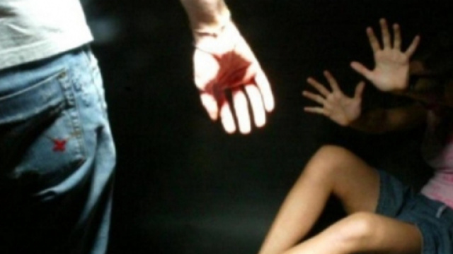 Il padre la violentava mentre la madre non c'era