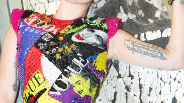 Lady Gaga a Milano indossa un abito Versace.