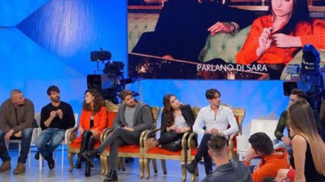 Uomini e Donne, corteggiatrice viene smascherata e va via.