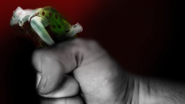 Uomo anziano cerca di penetrare la badante con un dildo