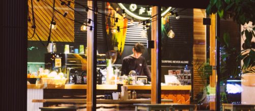 A restaurant server dishes some truth from their insider POV (photo via Pexels.com)