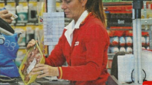 Cristina Plevani fa la cassiera in un supermercato