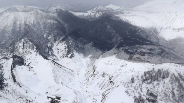 Giappone: eruzione vulcanica e valanga sulle piste da sci, un ... - corriere.it