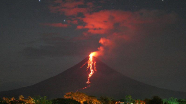 il Mayon in eruzione nelle Filippine