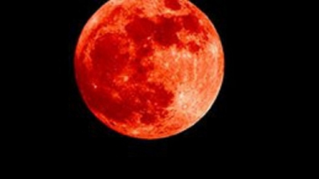 Luna di sangue per l'eclissi di luna