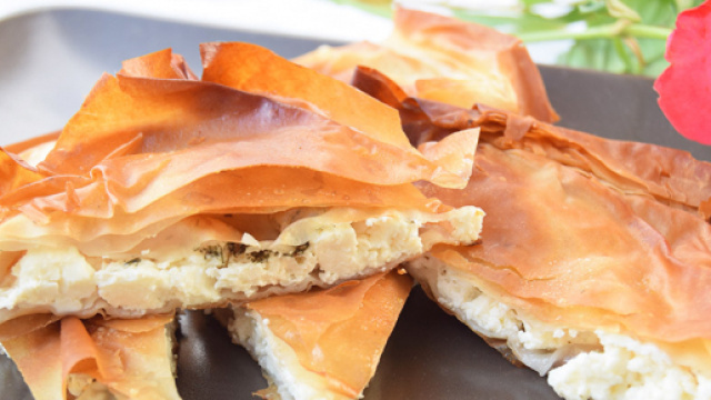 Tyropita: pita greca ripiena di feta