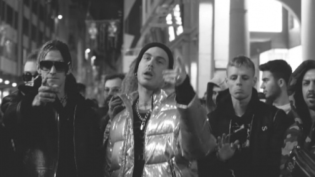Un manipolo di rapper romani ha preso possesso di piazza Duomo a Milano