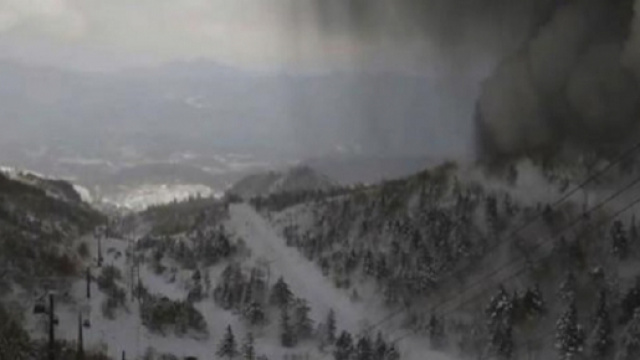 Un'immagine dell'eruzione del Kusatsu-Shinane: sulla destra la nuvola di cenere che ha investito il vicino resort sciistico