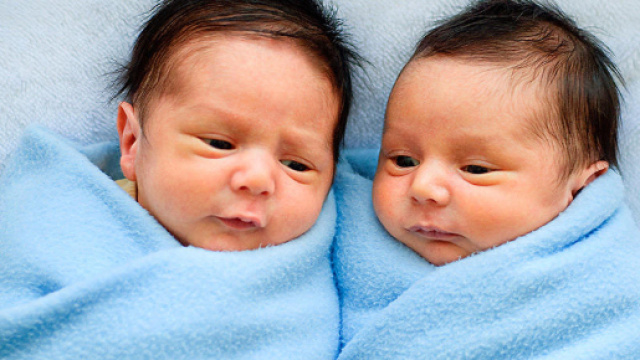 Uno &egrave; stato riconosciuto come cittadino americano, l'altro no: i gemelli della coppia gay affrontano una battaglia insolita