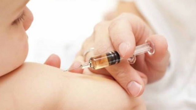 Vaccino scaduto a bimbo di 8 mesi