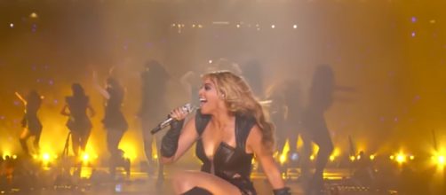 Beyonce at the Super Bowl [Image via TheVideoSelection/YouTube