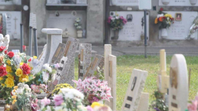 Al cimitero dei bambini di Castelleone dopo ripetuti furti di oggetti fiori e peluche, l'amministrazione ha preso un'iniziativa senza precedenti.