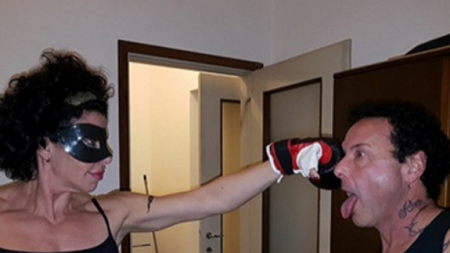 Alex Magni si improvvisa pugile con la prorompente Rita